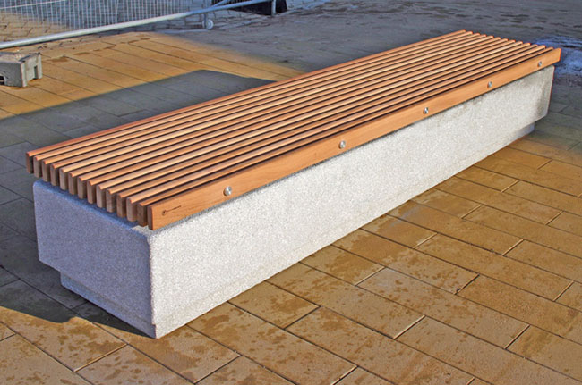 Banco em concreto com assento em madeira com forma bem conteporânea