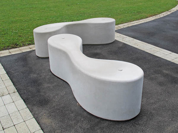 Banco de concreto para jardim estilizado com formas orgãnicas