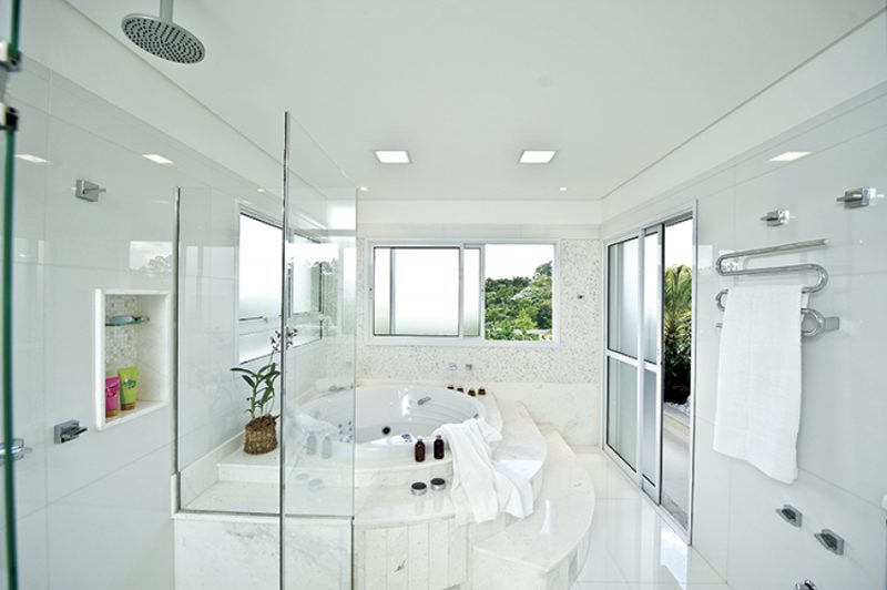 banheiros de luxo - banheiro decorado de luxo branco