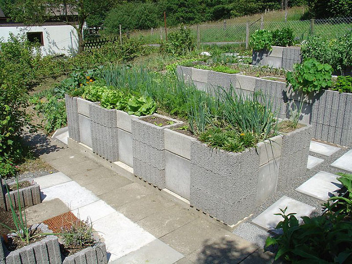 canteiro de horta elevado para prática da horticultura em casa