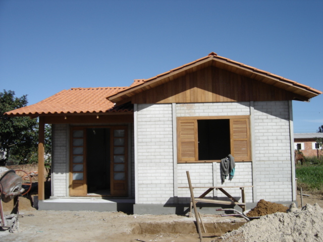 Construção de casas pré fabricadas em andamento