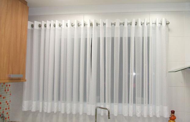 Modelo de cortina para cozinha simples, com suporte em inox