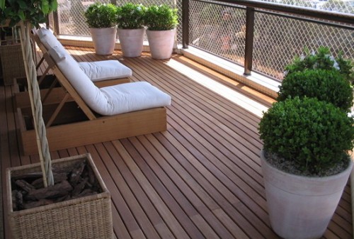 deck de madeira na varanda