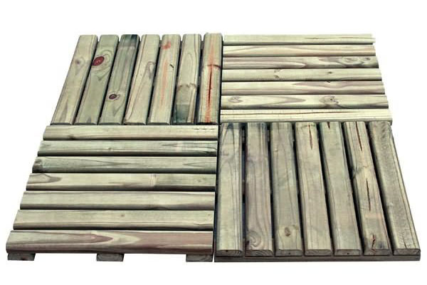Módulo de deck de madeira em madeira autoclavada. A coloração verde é caracteística desse tipo de tratamento para madeira