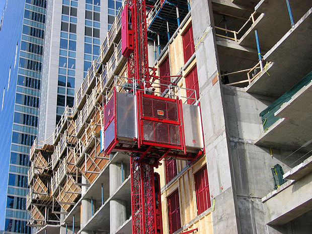 Elevadores de carga usados na construção civil