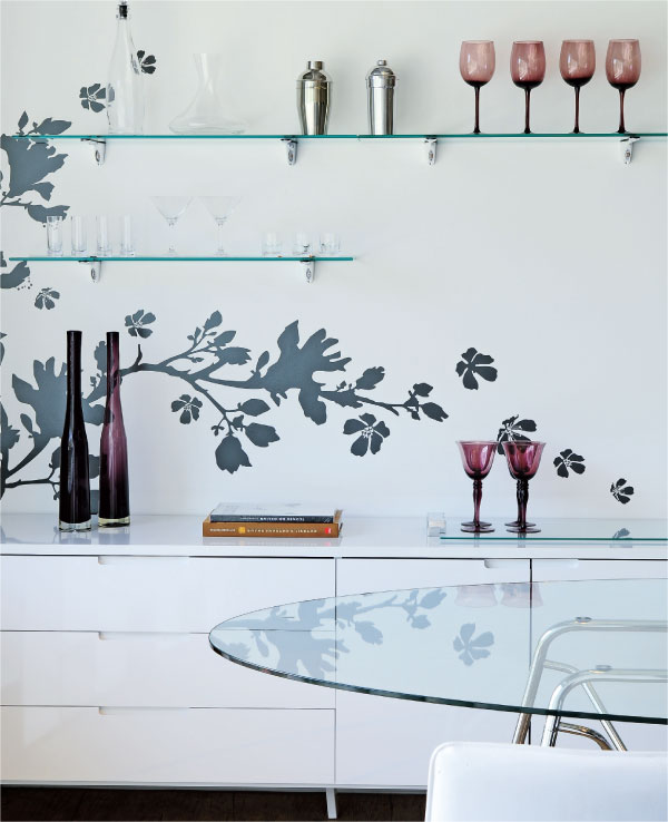 Mesa, bancada e prateleiras de vidro em cozinha integrada