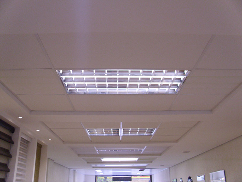 Instalação de luminárias de módulos semelhantes aos das placas de forro mineral.