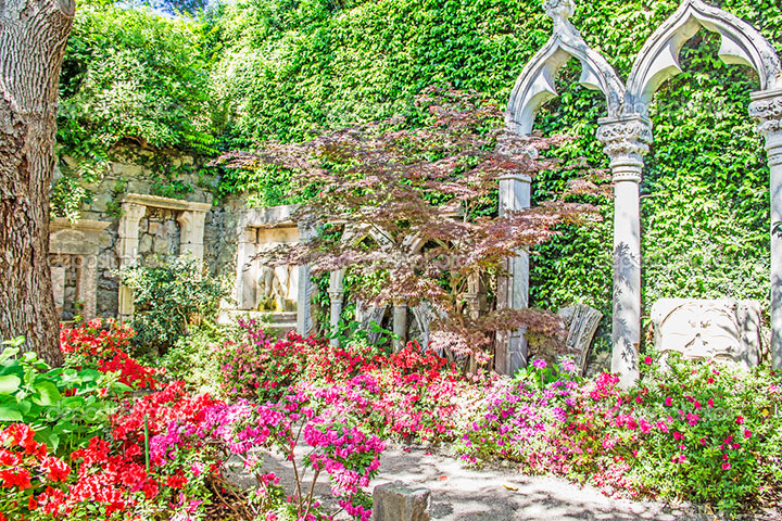 Típico jardim espanhol, na Riviera Francesa, com elementos arquitetônicos que remetem ao domínio mouro