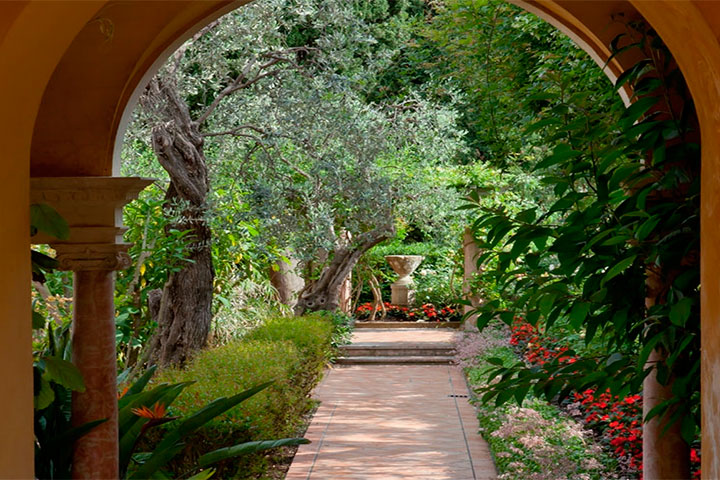 Fontes, encaminhamentos e vegetação farta são frequentes em jardins do tipo espanhol.