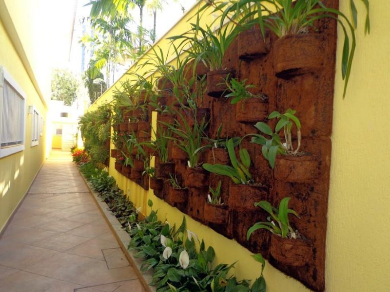 jardim vertical de placas de fibra de coco com nichos para plantar vegetação