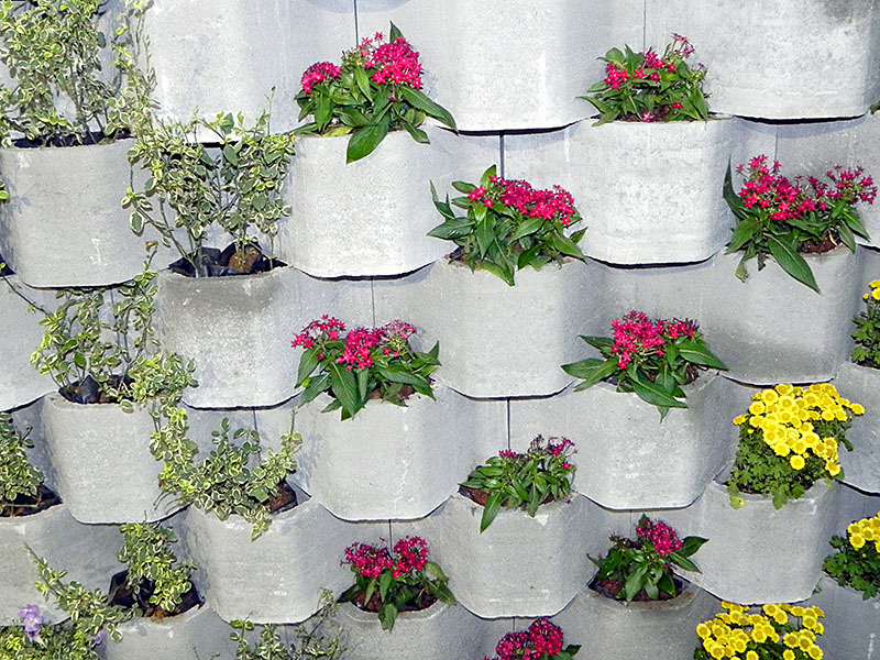 jardim vertical feito com peças de concreto pré-moldado