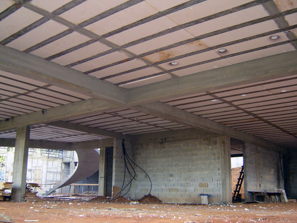 Prédio em construção com laje treliçada usando tavela de EPS