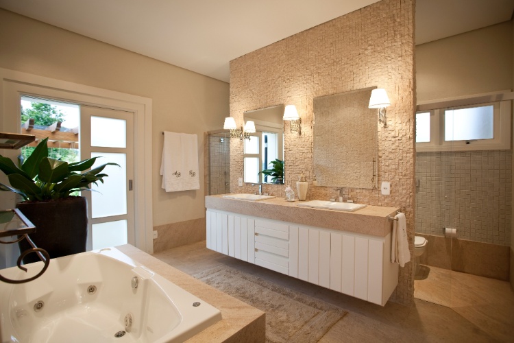 Banheiro revestido em pedra limestone