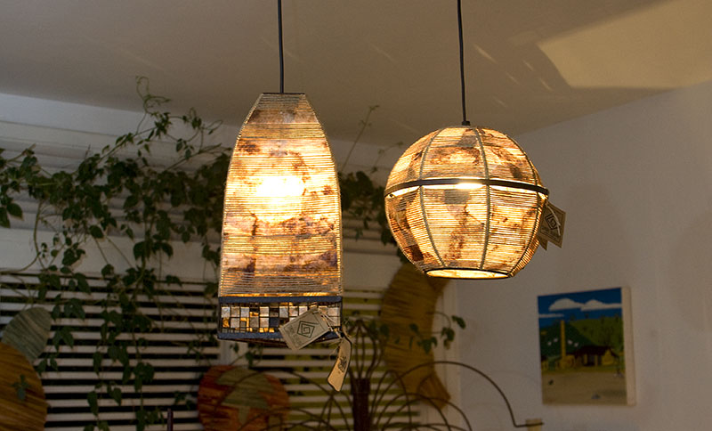 Outro exemplo são as luminárias de borra de café. Nesta imagem, os pendentes criam um ar aconchegante e rústico para a iluminação da sala.