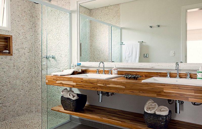 O uso de madeira no banheiro pode se restringir ao balcão ou se estender a toda a decoração do banheiro