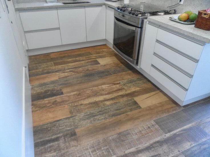 Cozinha com piso porcelanato madeira