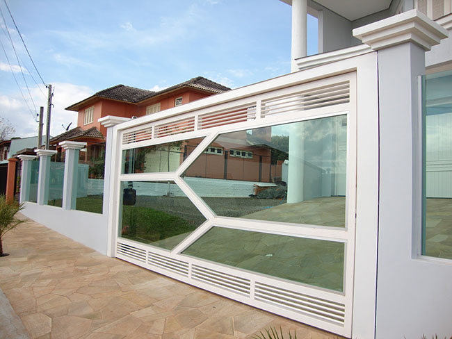 Os vidros de alta resistência em cercas de vidro podem ser mesmo usados para revestir e preencher portões