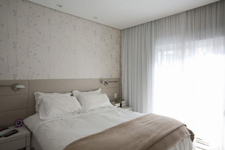 modelo de papel de parede com motivos invernais para o quarto de casal