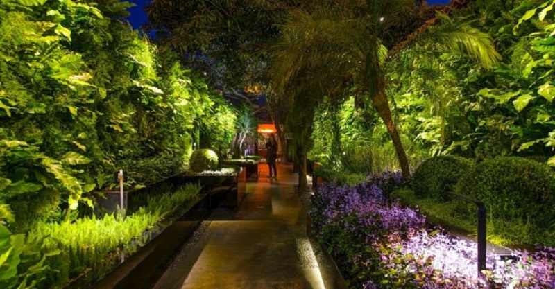 iluminação de Jardin - Refletores devem sempre ficarem ocultos para evitar o ofuscamento do usuário na iluminação do jardim