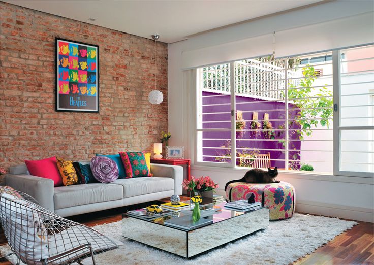 Sala decorada cheia de estilo estilo com móveis coloridos