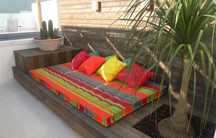 sofá para área externa feito com pallets