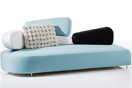 Modelo super moderno e descolado de sofá com encosto assimétrico
