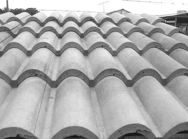 Uso de telhas de concreto em telhado residencial