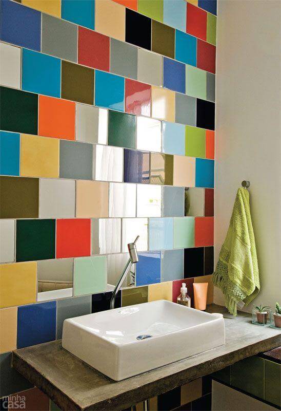 Revestimento de azulejos coloridos em parede do banehiro