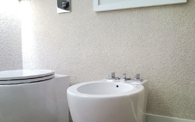 Banheiro com parede fulget